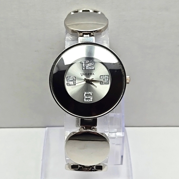 Womens Valletta Geometric Round Watch Silver Tone Circles New Battery Classic - Picture 1 of 9
